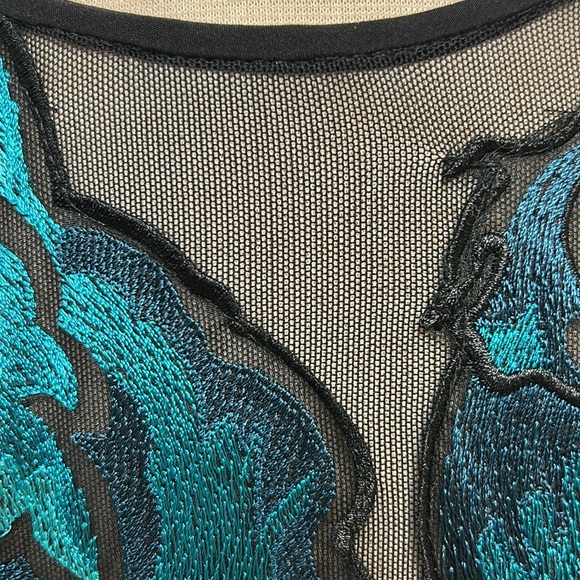 Striking Carlisle Black, Green, White, Gold Graphic Ruffled Top, 14 - Picture 8 of 14